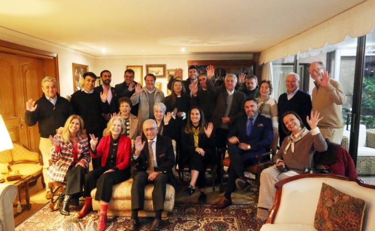 Conversatorio en casa de socios